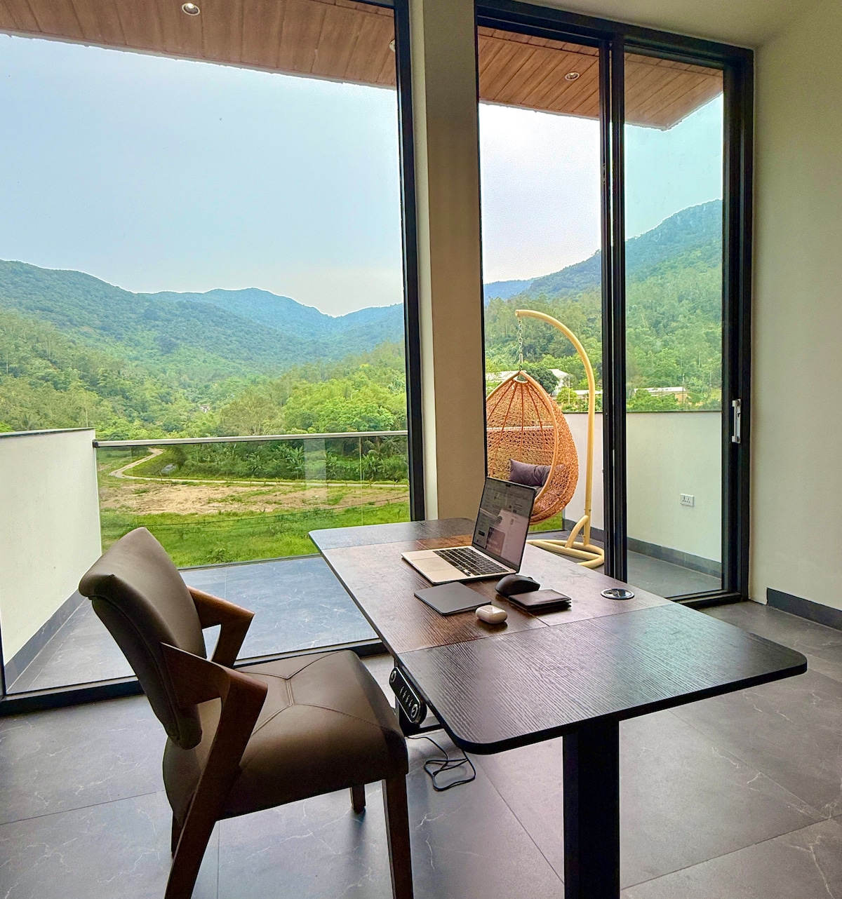 Spacious Studio, Just a Short Walk from the Beach